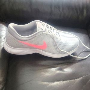 Nike Revolution 4